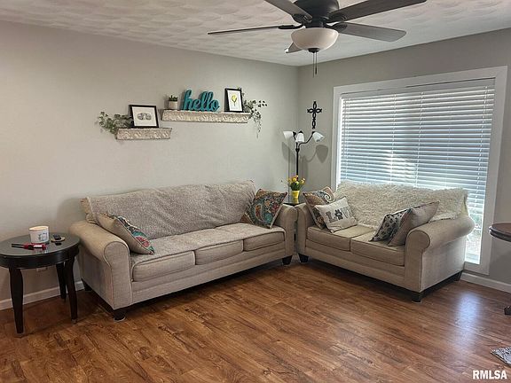 3rd image of 811 Dogwood Ln