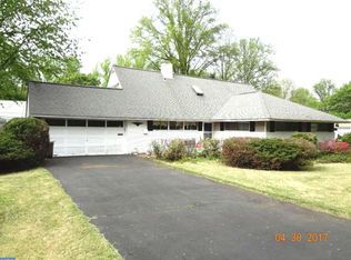 21 Sunflower Rd, Levittown, PA 19056