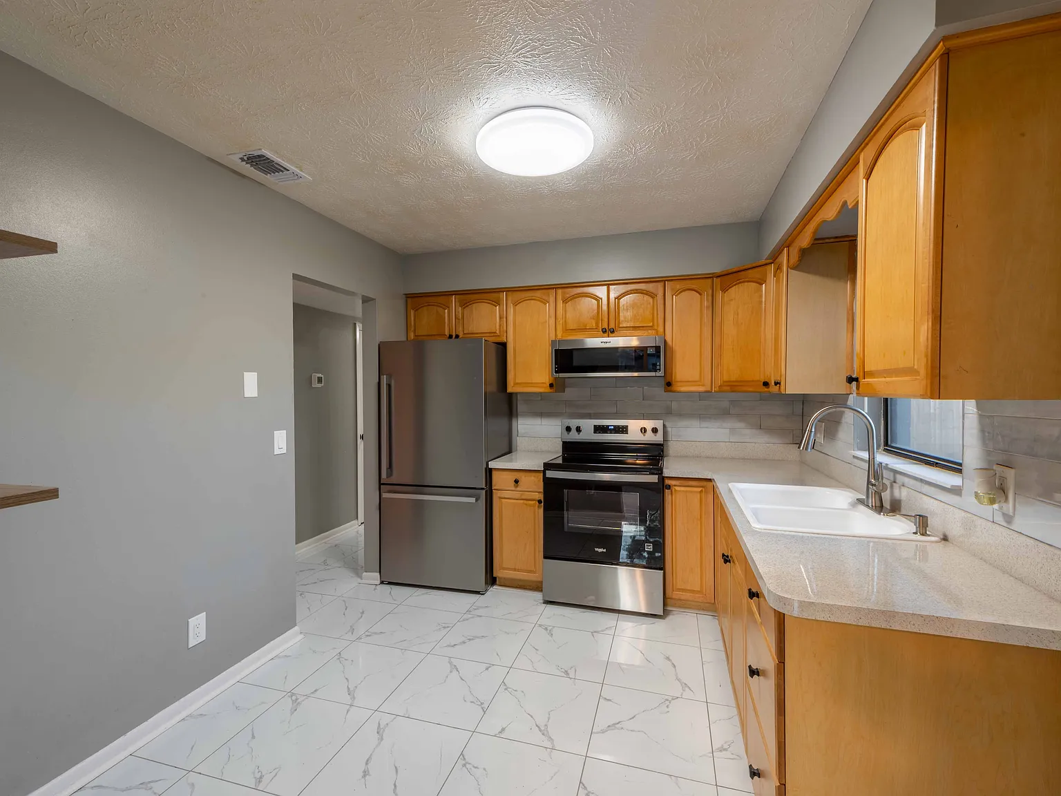 3 bed, 1080 sqft, $1,850 — Photo 4