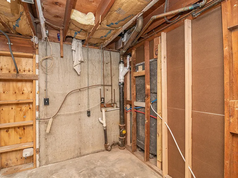 110 N Bluff St — Photo 23