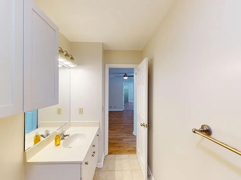 424 Eisenhower Dr — Photo 25