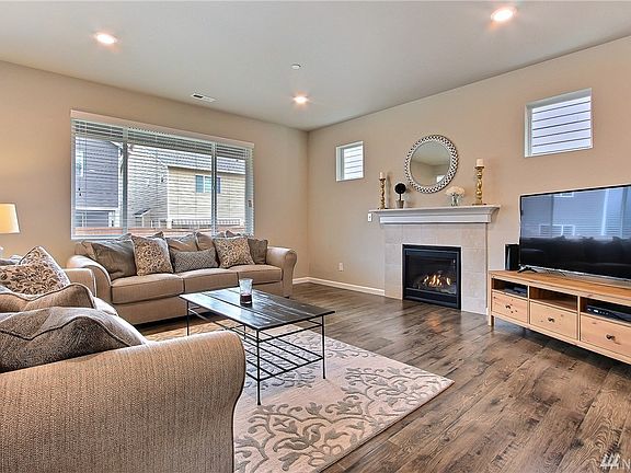 3rd image of 606 Woodduck Dr SW