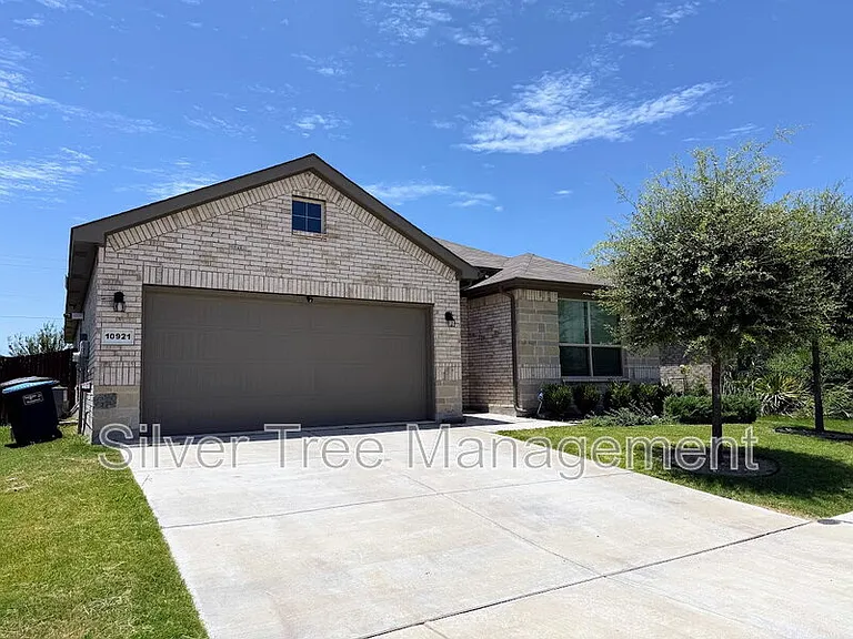 10921 Rockchapel Dr — Photo 3