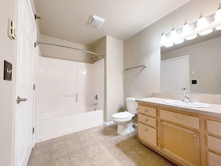 Green Square Apartments — Photo 15