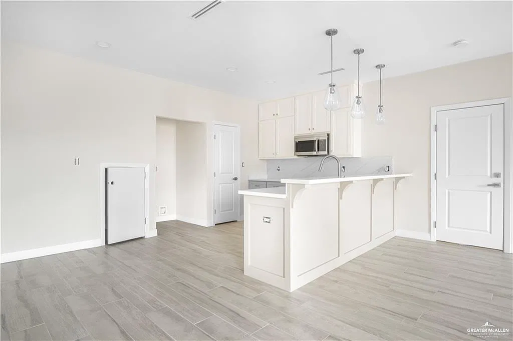 3 bed, 2.5 bath, 1656 sqft, $2,300 — Photo 3