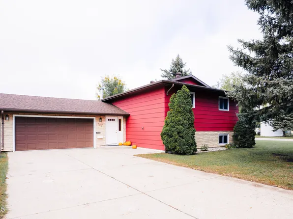 902 19th St NE, Jamestown, ND 58401