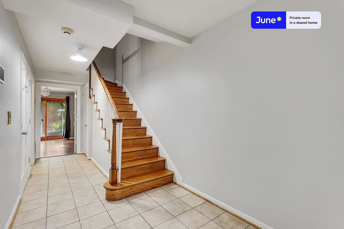 Queen bedroom in 7 bed/4 bath home in Southwest Waterfront #526 F — Photo 4