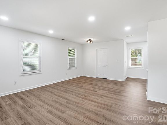 4th image of 6608 Rosecran Dr