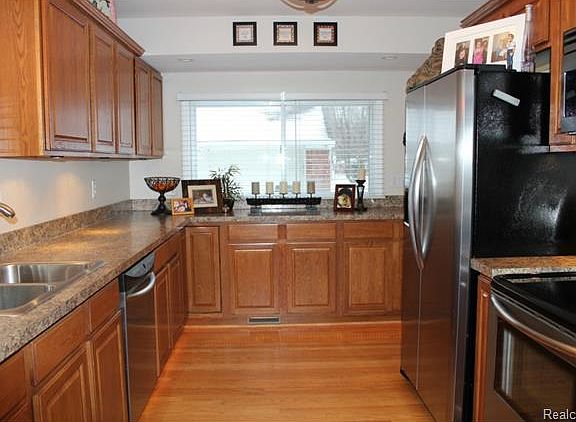 5th image of 34993 Parkdale St