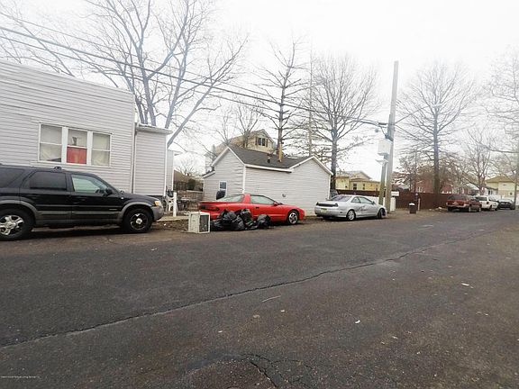 5th image of 652 New Dorp Ln