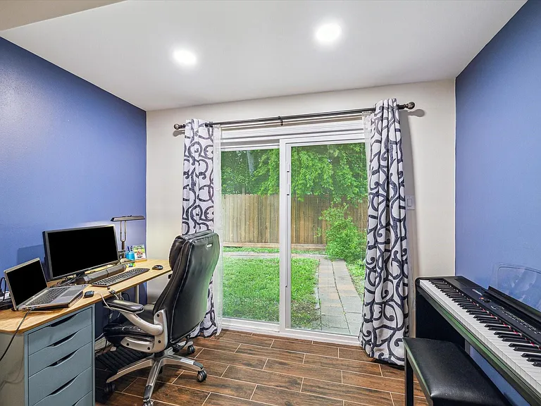910 Coachlight Dr — Photo 16