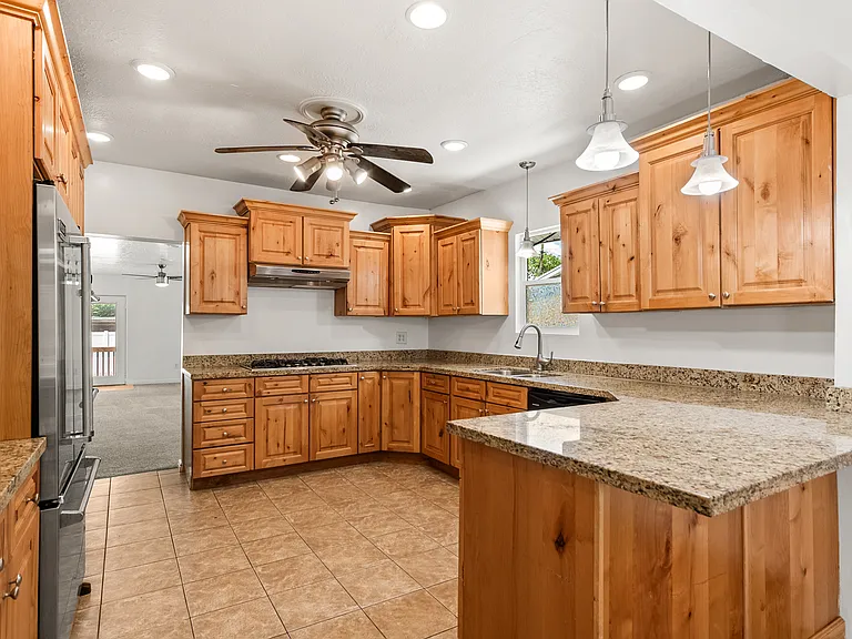 609 E Wilmington Ave — Photo 6