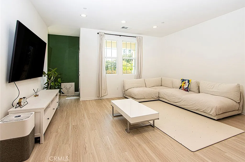 4 bed, 3.5 bath, 1870 sqft, $4,300 — Photo 2