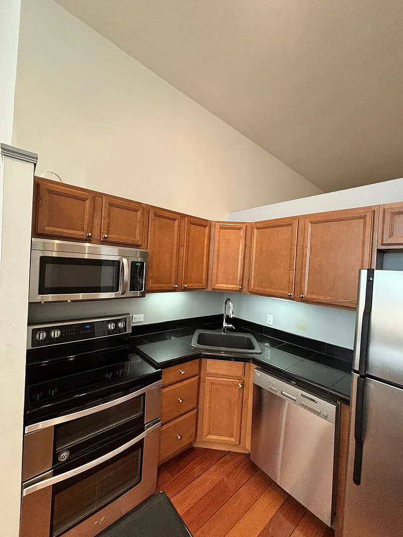 Historic Downtown Loft With Vaulted Ceilings! Available Now! $250.00 Off One Months Rent!! — Photo 4