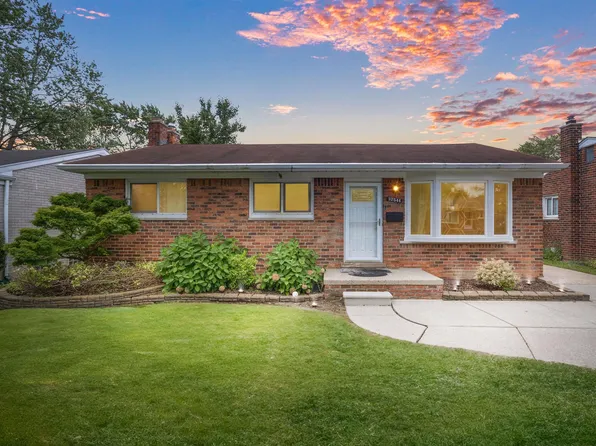32544 Larkmoor St, Saint Clair Shores, MI 48082