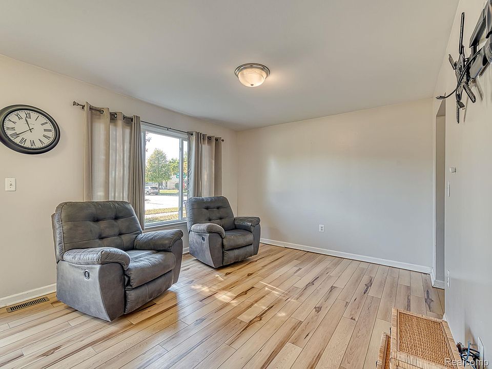 22490 Huntington Ct, photo 3