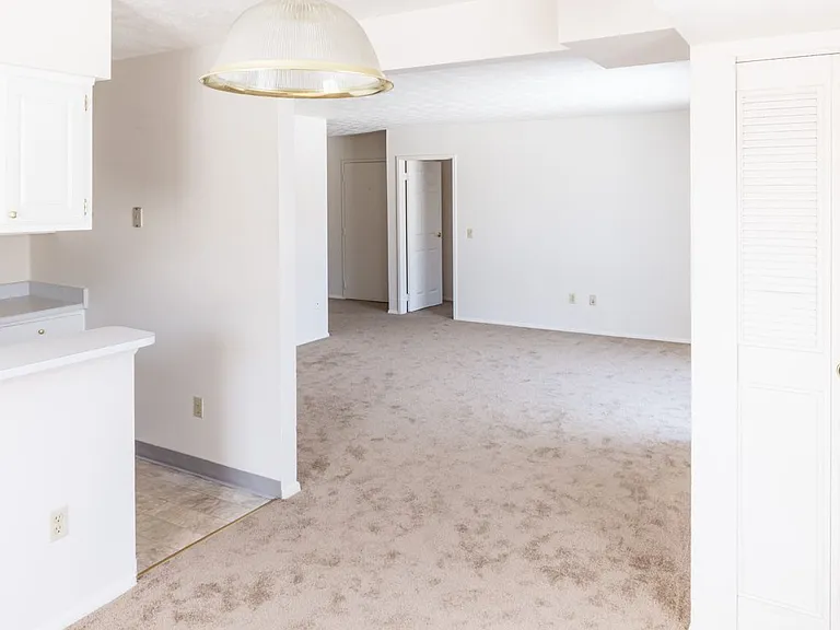 Windsor Gardens Apartments — Photo 108