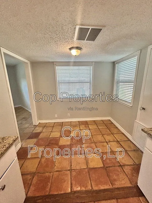 3 bed, 2.5 bath, 1600 sqft, $1,695 — Photo 4