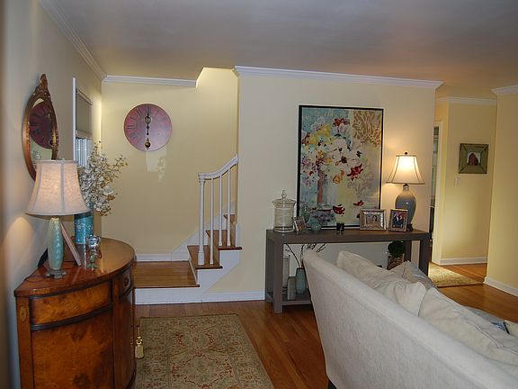 4th image of 58 Manor Dr