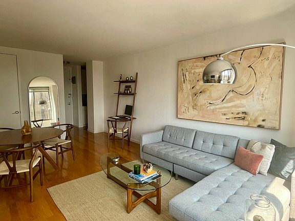 3rd image of 5 E 22nd St APT 24B