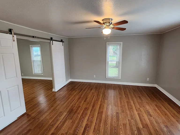 225 E Edwards St — Photo 10