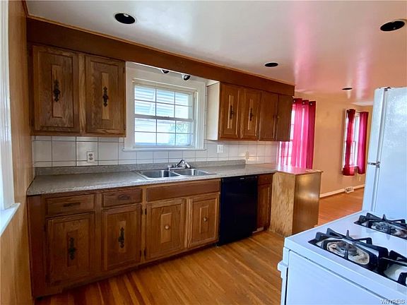 3rd image of 3341 Elmwood Ave