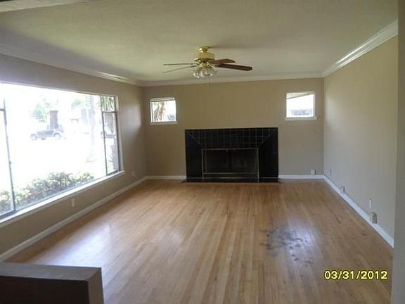 3rd image of 415 W Twain Ave