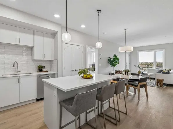 655 N Shawnee Sq SW #404, Calgary, AB T2Y 0W4