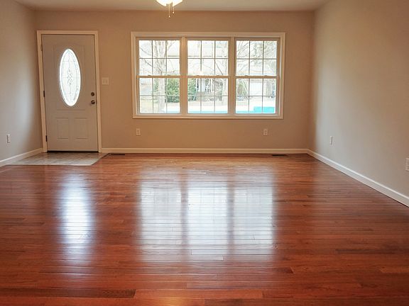 3rd image of 118 Patrick Henry Dr