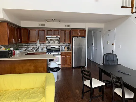 Rented by Premier Metro Realty Corp | media 77