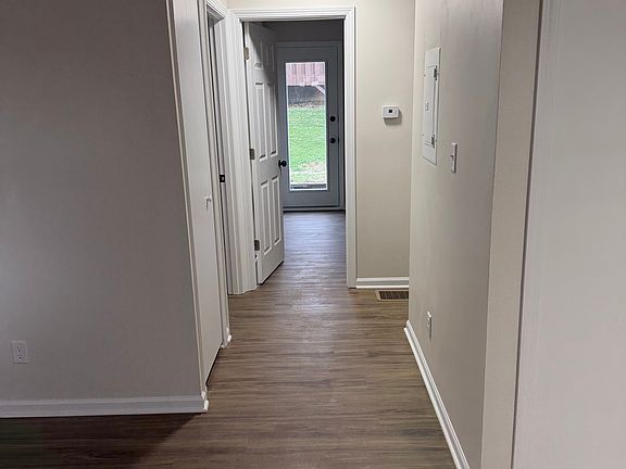 5th image of 122 Royal Crest Dr Unit E