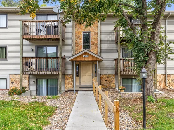 9513 University Ave APT 11, Clive, IA 50325