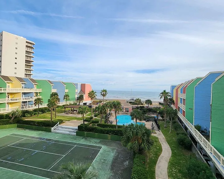 The Oceanfront Galveston Apartments — Photo 17