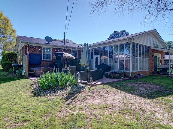 4th image of 502 Hillsdale Dr #3