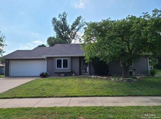 913 Meadow Ln, Lindsborg, KS 67456