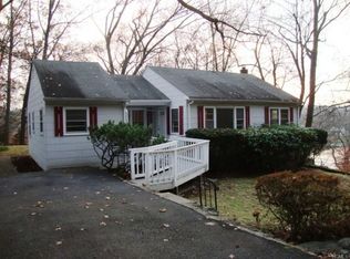 31 Maple Dr, Mahopac, NY 10541