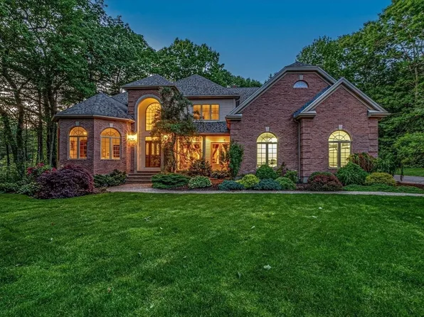 7 Sturbridge Rd, Medfield, MA 02052