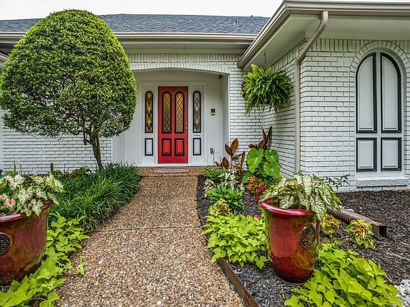 2nd image of 2832 Knollwood Dr