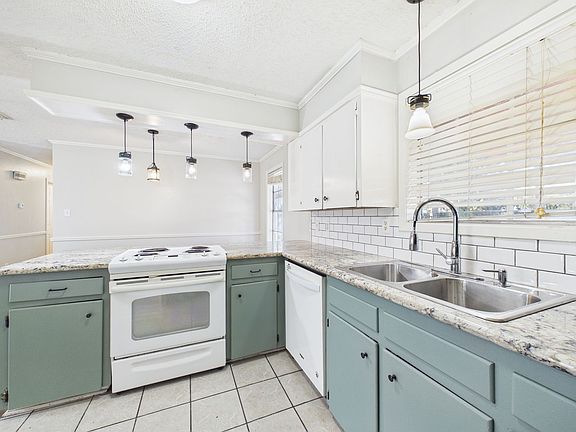 4th image of 303 Breton Dr