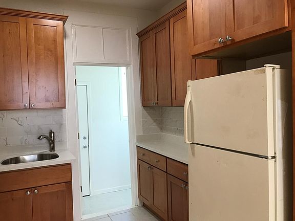 4th image of 1124 Elm St