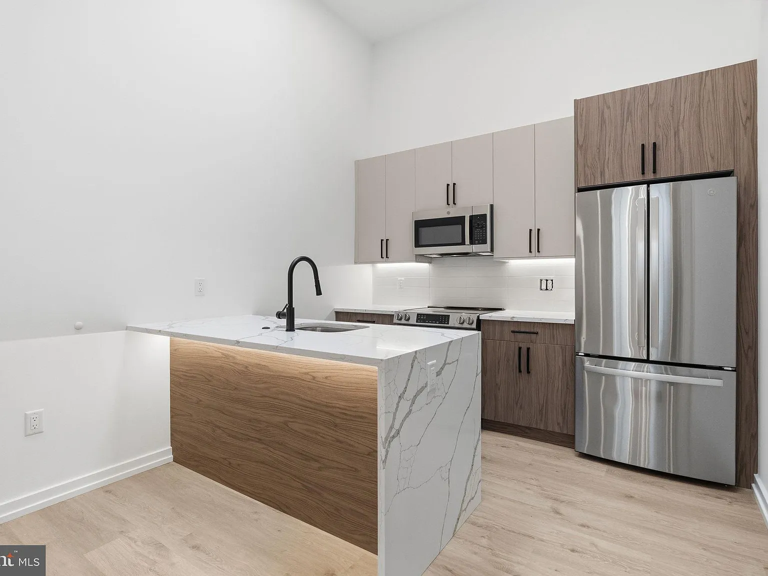 1 bed, 670 sqft, $1,950 — Photo 3