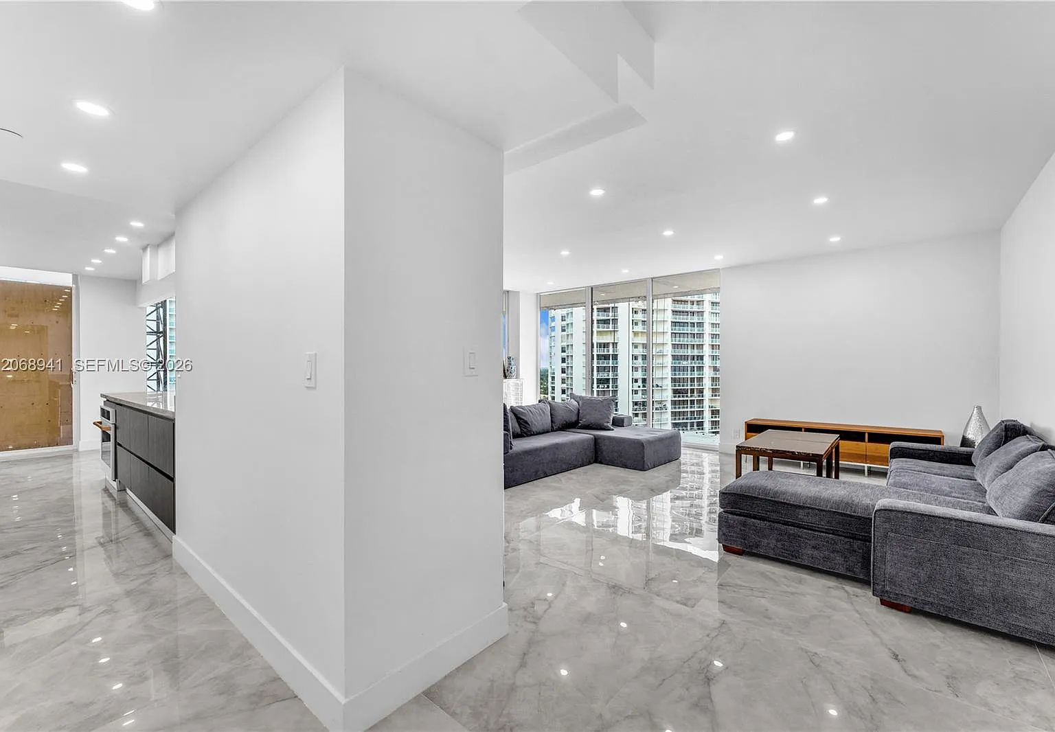 Turnberry Towers Condo — Photo 4
