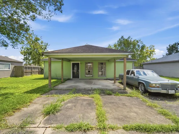 4826 E 27th St, Dickinson, TX 77539