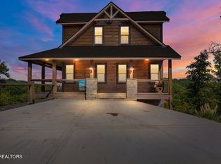 2943 Lightning Strike Dr, Sevierville, TN 37862