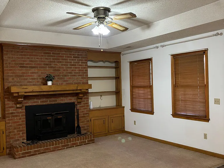 1460 Crowndale Dr — Photo 8