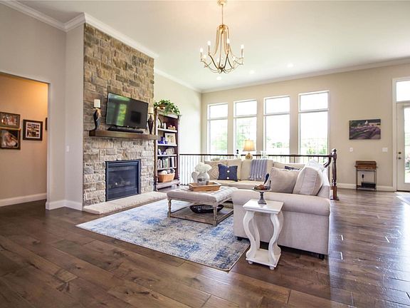 5th image of 576 Vintage Grove Ct