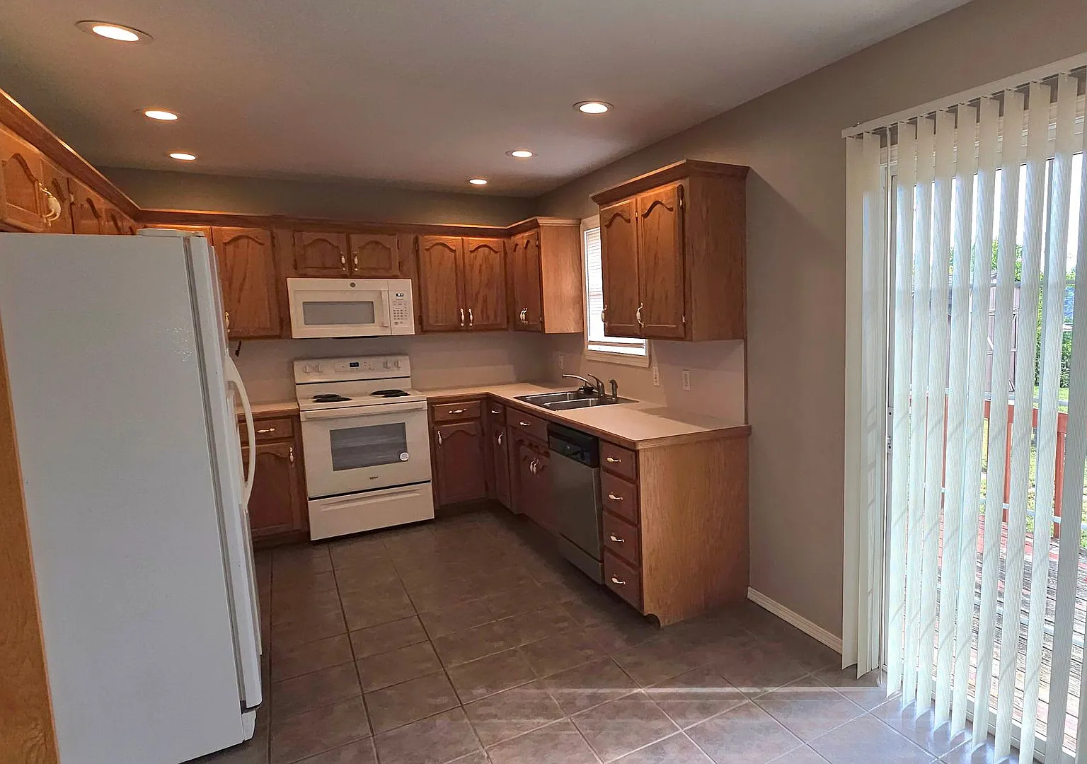 Republic Schools! 3 Bedrooms! 2 Baths! $1495 — Photo 2