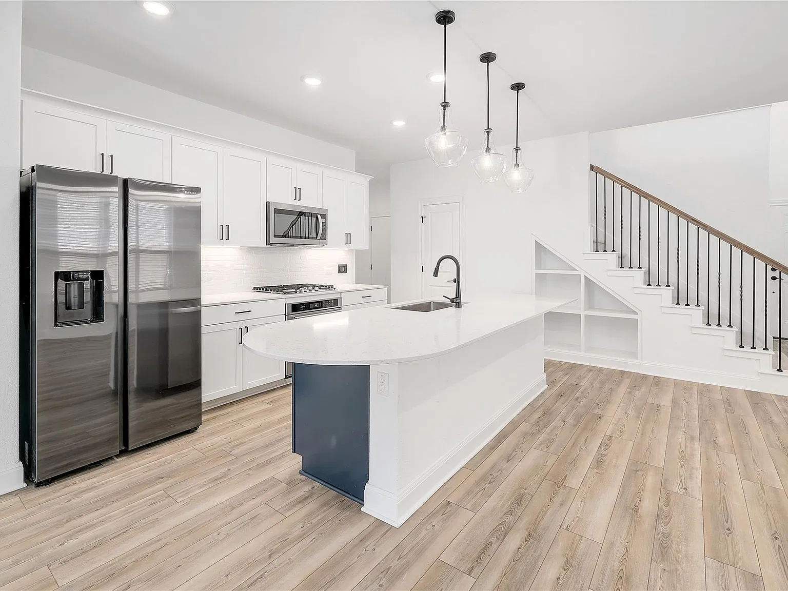 4 bed, 3.0 bath, 2250 sqft, $2,400 — Photo 3
