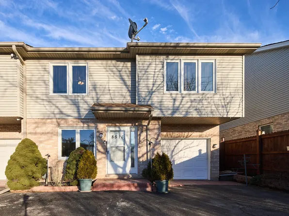 8513 S Roberts Rd, Justice, IL 60458