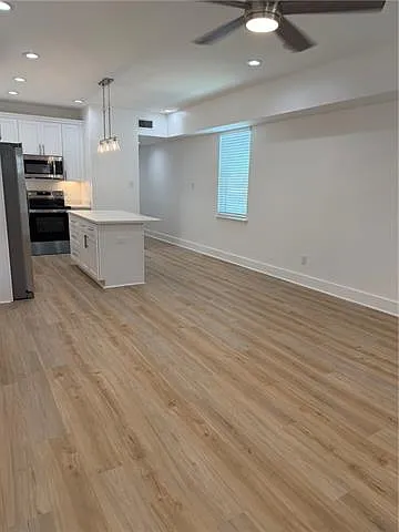 3 bed, 3.0 bath, 1216 sqft, $2,100 — Photo 2